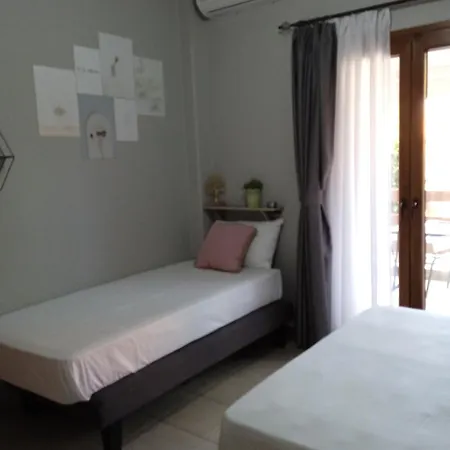 Almira To Let 2 Apartmán Nea Roda